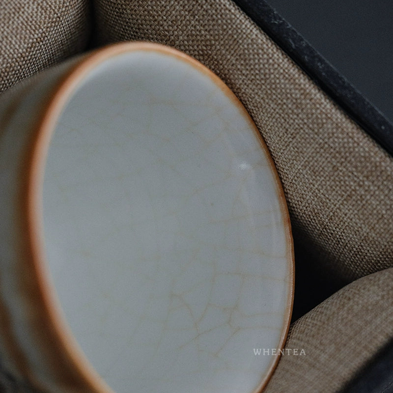 Tasse à thé avec motif de nuages ​​brûlés par le feu